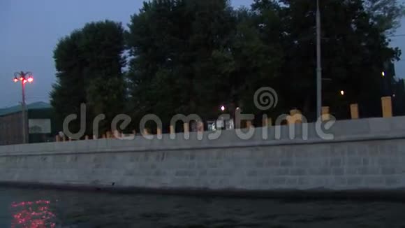 莫斯科河上的夜晚视频的预览图