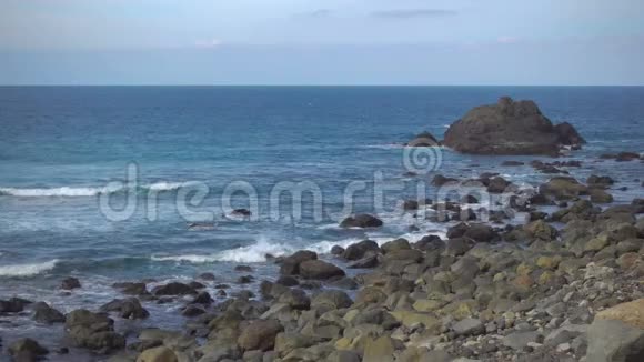 冲浪和岩石海岸视频的预览图