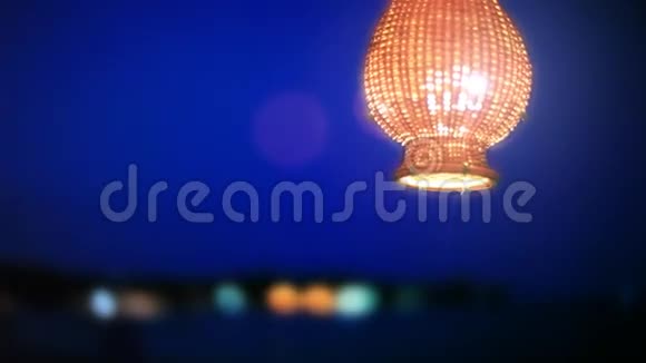 夜空模糊挂在海滩边的灯笼视频的预览图