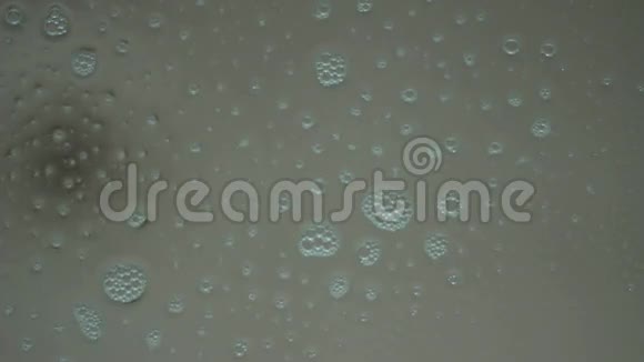 喷雾液体滴在玻璃上流动手巾视频的预览图
