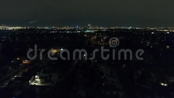 夜间空中飞航向费城PA天际线视频的预览图