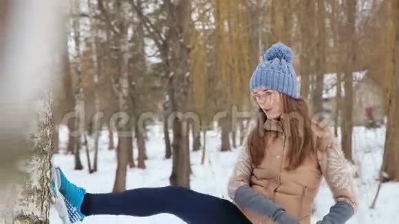 冬季训练健身模特运动员女孩视频的预览图