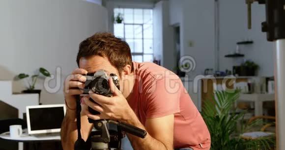 男性摄影师点击相机4k视频的预览图