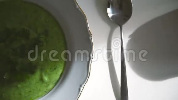 新鲜欧芹调味的奶油菠菜汤视频的预览图