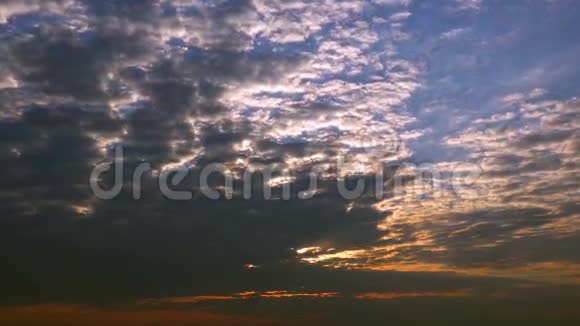 日落时天空的云彩全高清视频的预览图