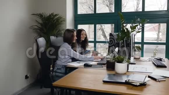 在办公室工作电脑的白人女性视频的预览图
