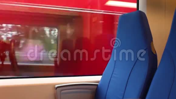 火车从车窗上互相经过视频的预览图