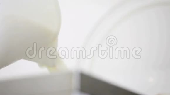 用机器准备冰淇淋榛子风味视频的预览图