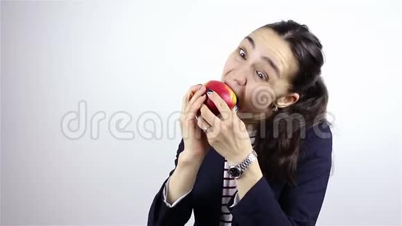 一个漂亮的年轻女人在吃红苹果视频的预览图