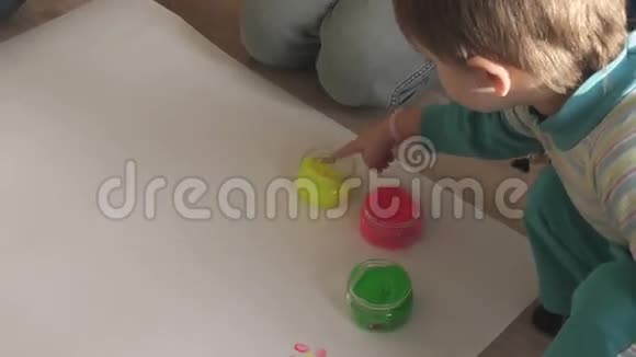 男孩画手指画视频的预览图