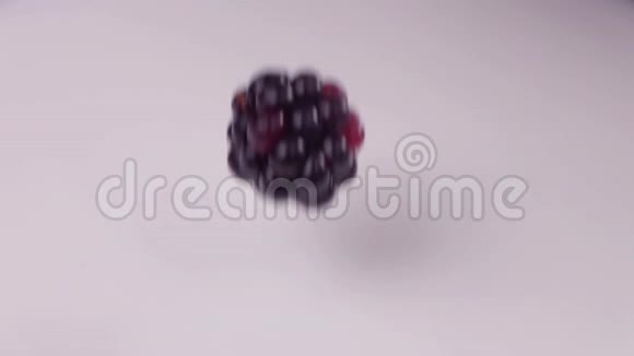 蓝莓缓慢地落入牛奶中蓝莓缓慢地落入酸奶中视频的预览图