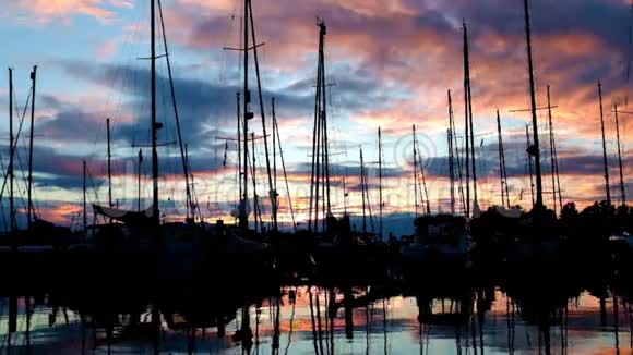 日落时分在荷兰卡图德港航行船只视频的预览图