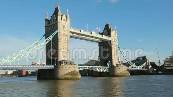 日光的建立拍摄了伦敦标志性的塔桥视频的预览图