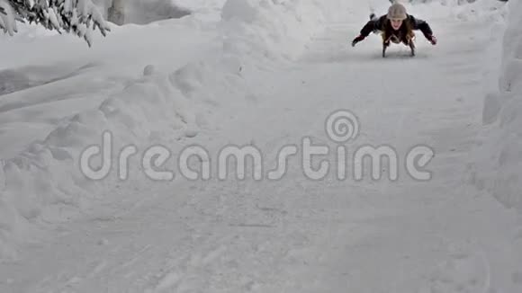 在雪地雪橇上玩耍的孩子视频的预览图