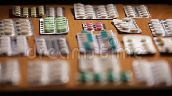桌上药片和药片的包装视频的预览图