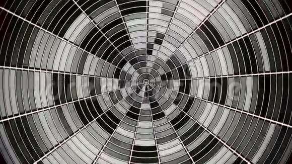抽象的黑色和白色的圆圈不断旋转和闪烁闪烁的单色圆视频的预览图