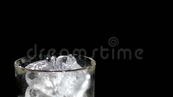 冰掉进一杯水里快关门慢慢慢慢视频的预览图