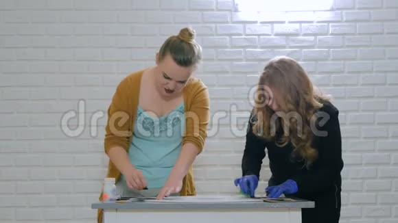 女性装饰师设计师画木圈装饰视频的预览图