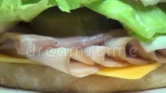 火腿奶酪三明治午餐垃圾食品快餐视频的预览图
