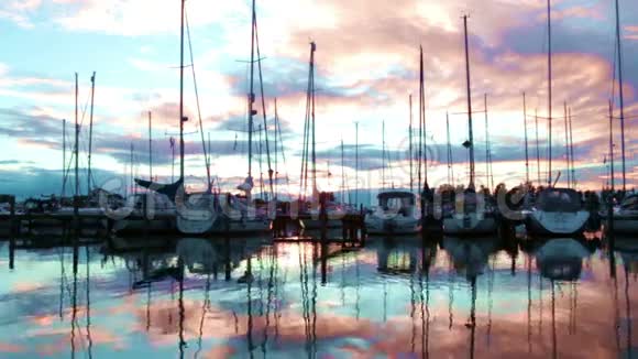 日落时分在荷兰卡图德港航行船只视频的预览图