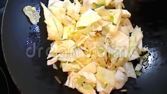 大白菜在中国炒菜准备视频的预览图