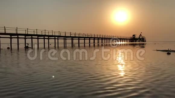 埃及红海上空的日出阳光普照的码头视频的预览图