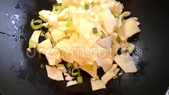 大白菜在中国炒菜准备视频的预览图