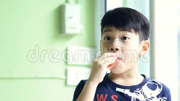 小亚洲可爱男孩吃熟西瓜视频的预览图