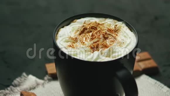 加鲜奶油的咖啡杯视频的预览图