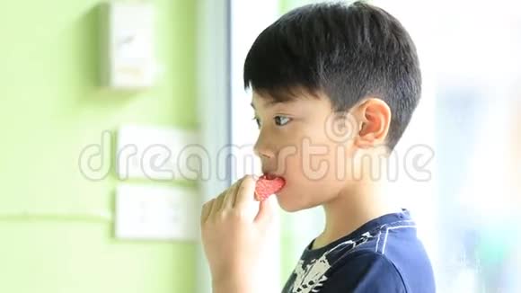 小亚洲可爱男孩吃熟西瓜视频的预览图