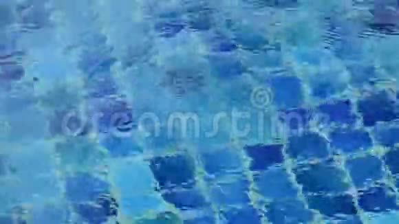 游泳池水处理产生的气泡视频的预览图