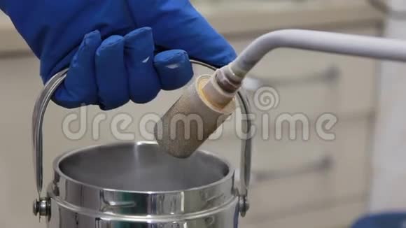 液氮放置在医用低温储罐中视频的预览图