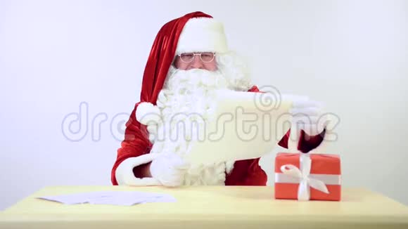 圣诞老人在读一封信视频的预览图