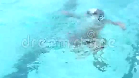 小男孩在游泳池里游泳视频的预览图
