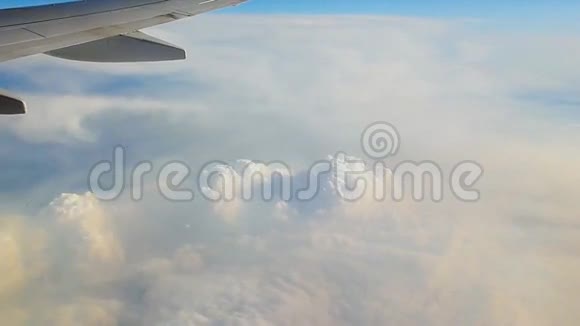 在云上乘飞机旅行从飞机窗口观看飞越地中海视频的预览图