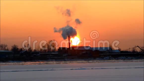 在一个工业烟管的背景下冬季在塞维纳河上的日落视频的预览图