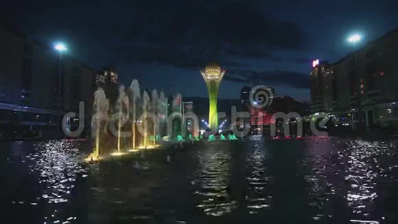 在哈萨克斯坦阿斯塔纳的喷泉表演视频的预览图