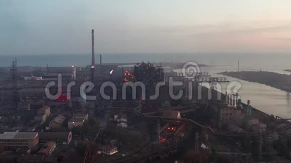 空中观景高炉工业生产装置视频的预览图