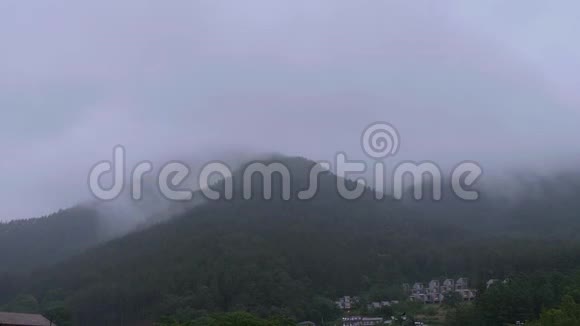 雾中富士山周围的日本高地视频的预览图