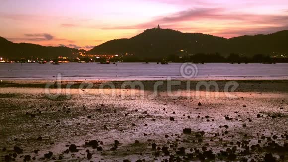 夕阳在海上群山在背景五彩缤纷的天空在海洋的船普吉岛泰国亚洲4K视频的预览图