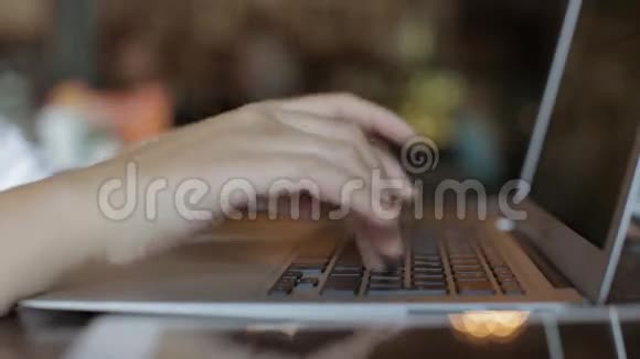 坐在咖啡馆里用笔记本电脑工作的女孩特写视频的预览图