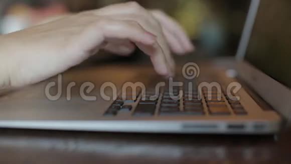 坐在咖啡馆里用笔记本电脑工作的女孩特写视频的预览图