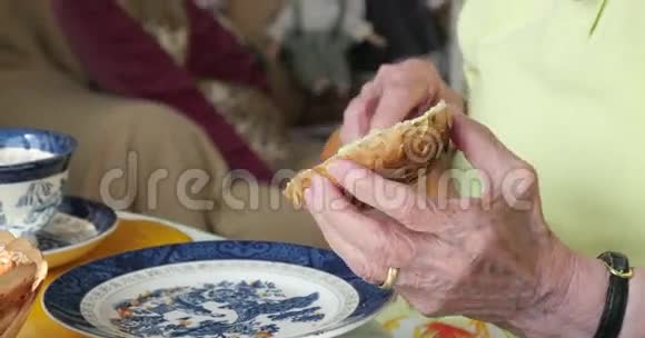 做早餐的老女人视频的预览图