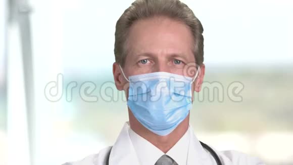 凝视医生戴医用防护面罩视频的预览图