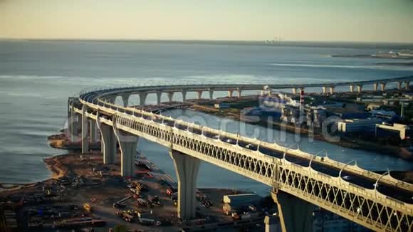 现代城市航空景观中跨海湾公路桥的交通视频的预览图