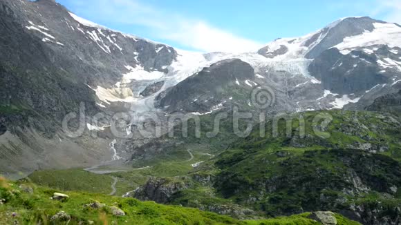 夏天的山景瑞士阿尔卑斯山视频的预览图