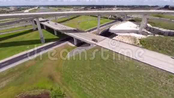 一条有汽车行驶的高速公路的空中录像视频的预览图