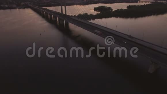 日落时分桥上有空中无人机拍摄的画面视频的预览图