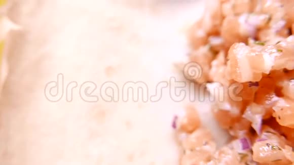新鲜美味的三文鱼切片洋葱4UHDK视频的预览图