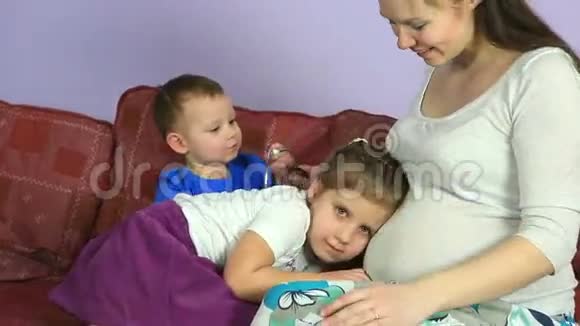 小孩子听弟弟肚子里的孕妈视频的预览图